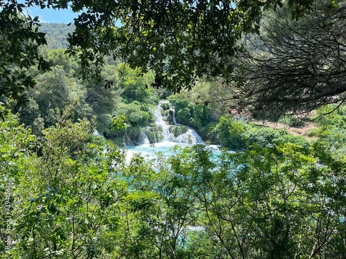 Entre deux arbres, vision d'une magnifique chute d'eau photo