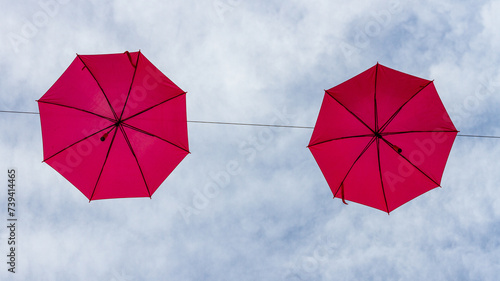 Due ombrelli rossi