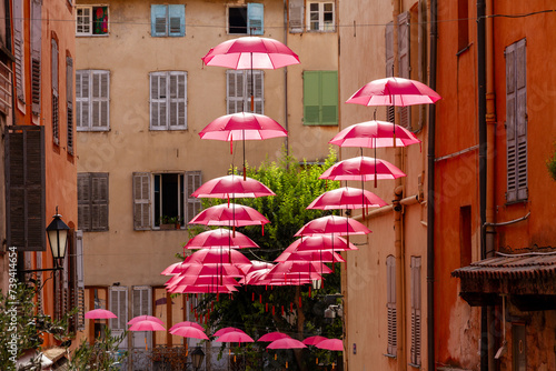 Quartiere con ombrelli photo
