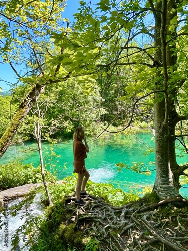 Paysage d'un lac d'eau turquoise dans la forêt