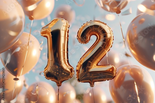 12. Geburtstag, "12" aus goldenen Heliumballons, festlicher Hintergrund