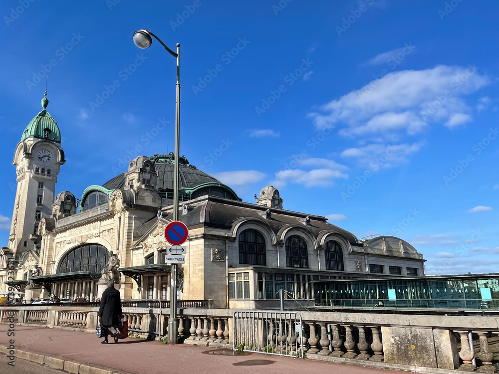 Voyageur devant la gare de Limoges