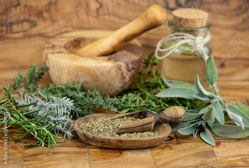 Kräuter aus der Provence auf Olivenholz
