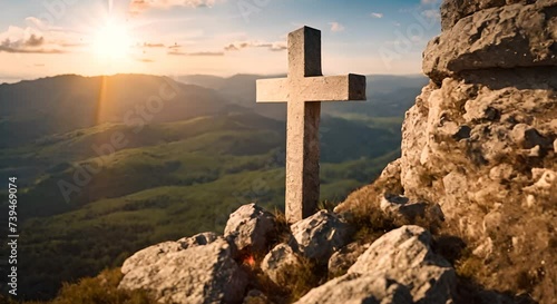 croce cristiana di pietra con sole che sorge sulla montagna , concetto di resurrezione, pasqua photo