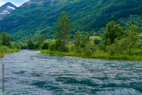 Olden ist ein Dorf in der Kommune Stryn der norwegischen Provinz Vestland. Es liegt am Faleidfjord, der am östlichen Ende des Innvikfjords liegt. Laukifossen Wasserfall ist beeindruckend photo