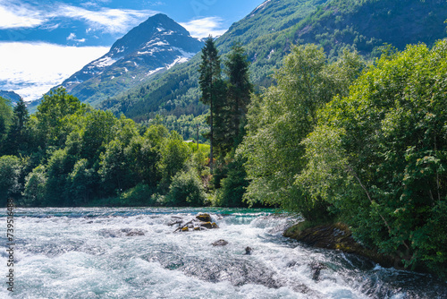 Olden ist ein Dorf in der Kommune Stryn der norwegischen Provinz Vestland. Es liegt am Faleidfjord, der am östlichen Ende des Innvikfjords liegt. Laukifossen Wasserfall ist beeindruckend photo