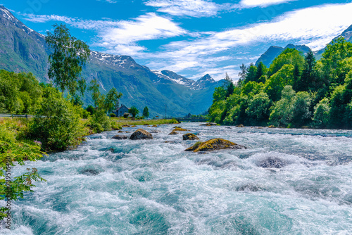 Olden ist ein Dorf in der Kommune Stryn der norwegischen Provinz Vestland. Es liegt am Faleidfjord, der am östlichen Ende des Innvikfjords liegt. Laukifossen Wasserfall ist beeindruckend