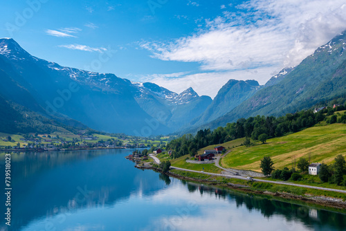 Olden ist ein Dorf in der Kommune Stryn der norwegischen Provinz Vestland. Es liegt am Faleidfjord, der am östlichen Ende des Innvikfjords liegt. Laukifossen Wasserfall ist beeindruckend