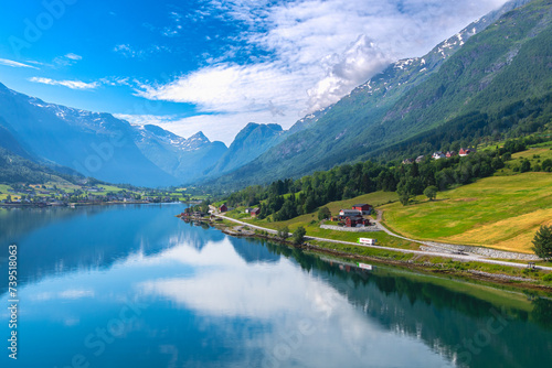 Olden ist ein Dorf in der Kommune Stryn der norwegischen Provinz Vestland. Es liegt am Faleidfjord, der am östlichen Ende des Innvikfjords liegt. Laukifossen Wasserfall ist beeindruckend
