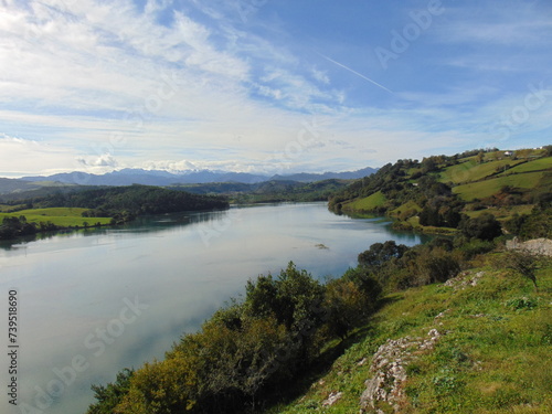 Rio cruzando verdes montañas en otoño