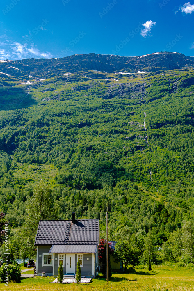 Olden ist ein Dorf in der Kommune Stryn der norwegischen Provinz Vestland. Es liegt am Faleidfjord, der am östlichen Ende des Innvikfjords liegt. Laukifossen Wasserfall ist beeindruckend