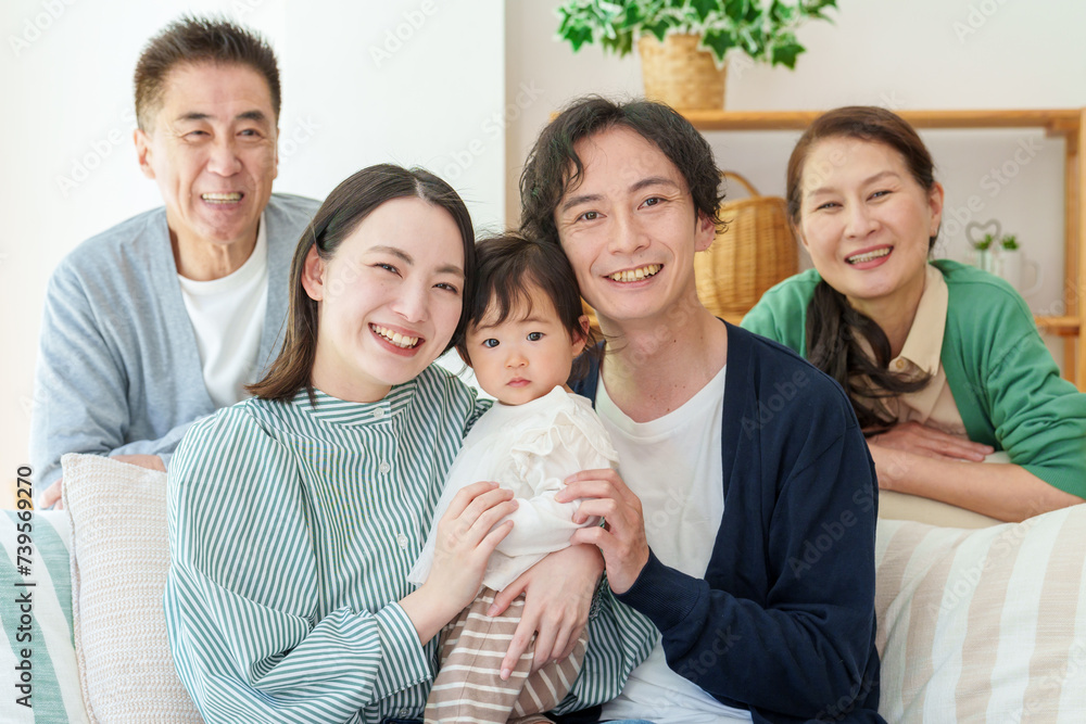 三世代家族　夫婦　祖父母　赤ちゃんのポートレート