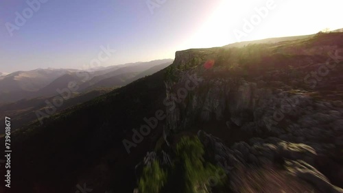 Кавказские горы осенью. Красивый полёт вдоль отвесных склонов плато Лаго-Наки в Адыгее