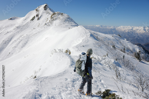 冬の武尊山に登る女性