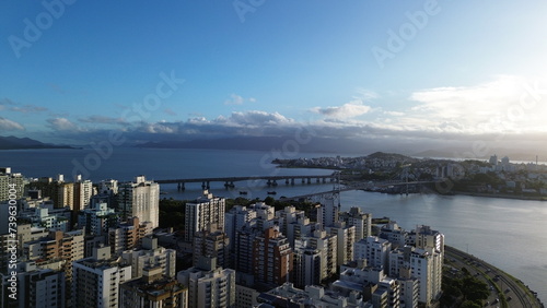 Bela imagem aérea das pontes de acesso a Florianópolis ao entardecer com o mar ao fundo. photo