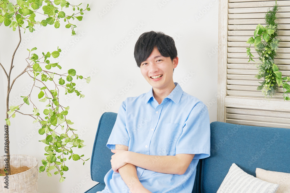 リビングで笑顔の男性のポートレート　カメラ目線