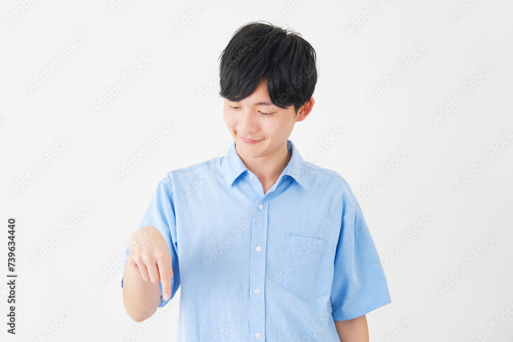下を指差す男性 白背景 下を指差す男性 白背景