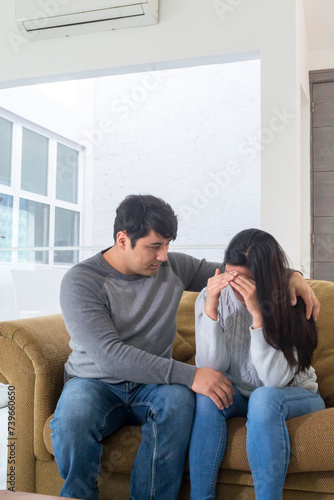 Esposo tratando de consolar a su esposa. Mujer triste con las manos en la cara