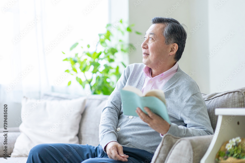読書をするシニア男性 読書をするシニア男性