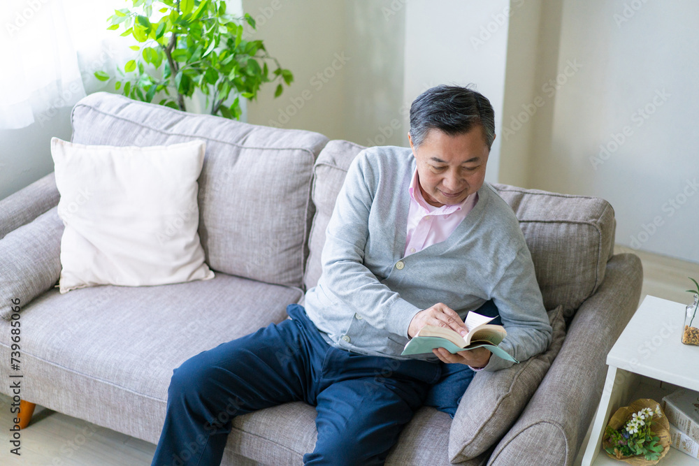 読書をするシニア男性 読書をするシニア男性