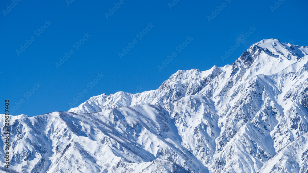 冬の白馬村　冠雪した北アルプス　五竜岳
