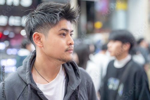 A Japanese couple in their 20s eating fried street food in Nagoya City, Aichi Prefecture 愛知県名古屋市でストリートフードの唐揚げを食べる２０代の男女の日本人カップル