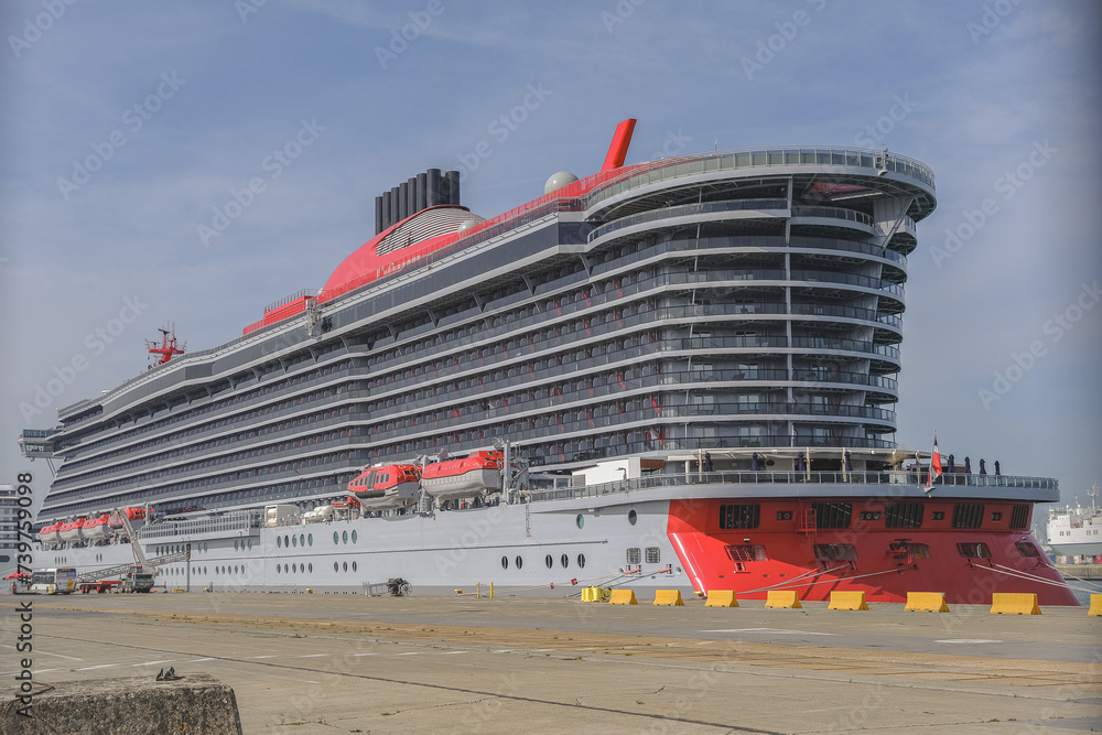 Fototapeta premium Cruiseship cruise ship liner Scarlet Lady in port - Kreuzfahrtschiff Valiant Lady im Hafen