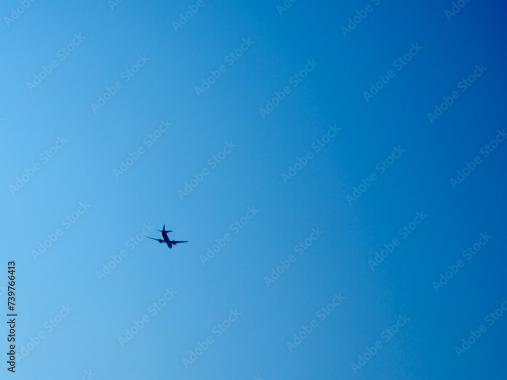 青空に飛ぶ飛行機 青空に飛ぶ飛行機