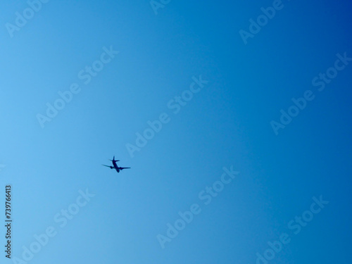 青空に飛ぶ飛行機