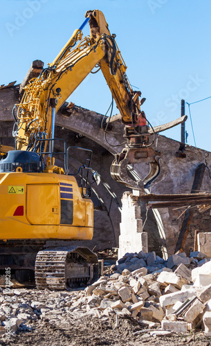 Bulldozer démolissant une construction 