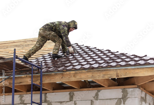 Wallpaper Mural Workers install tiles on the roof of a house in winter Torontodigital.ca