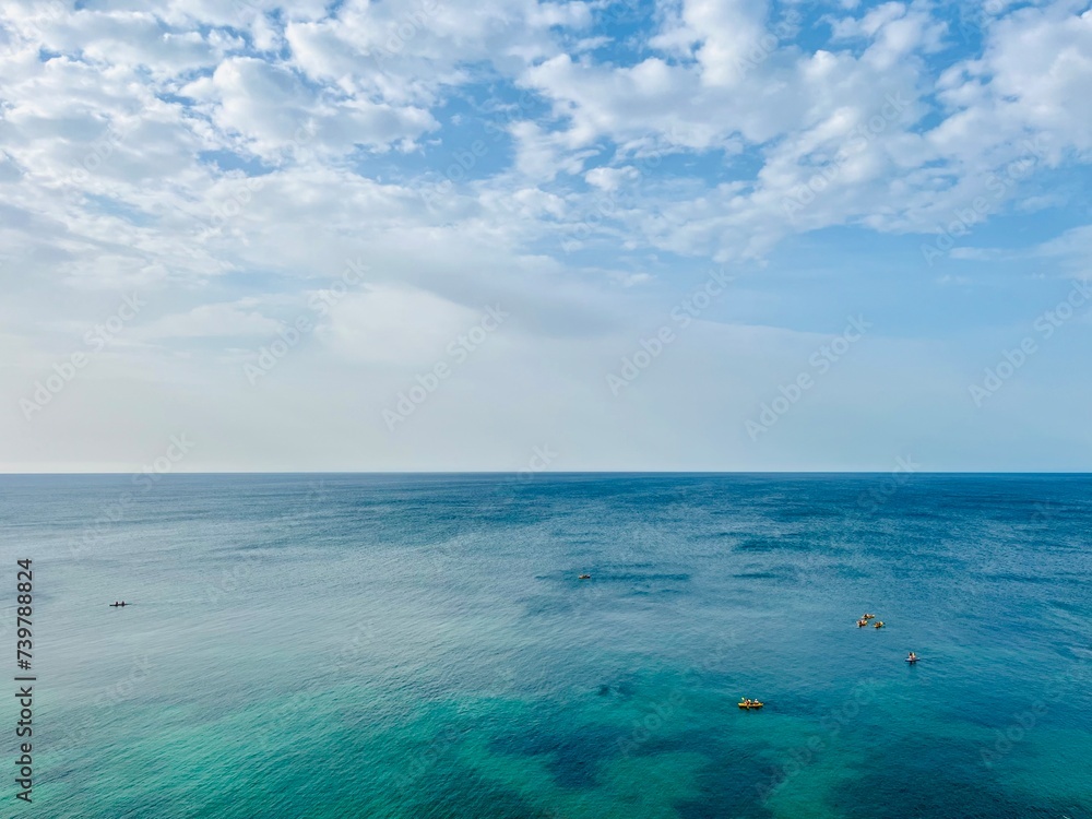 Obraz premium Seascape background, ocean horizon, white cloudy sky