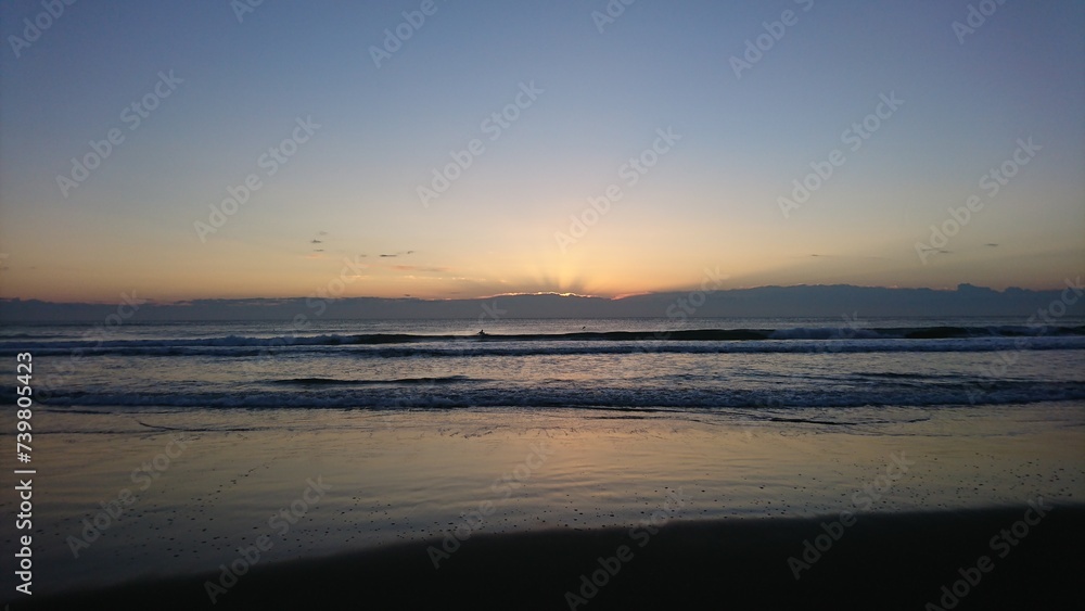 夜明けの浜辺より　初日の出　朝焼けと美しい波の共演　九十九里浜,白里海岸,千葉県,日本