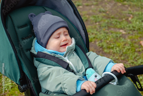 Obraz na płótnie crying child in stroller in spring park w salonie