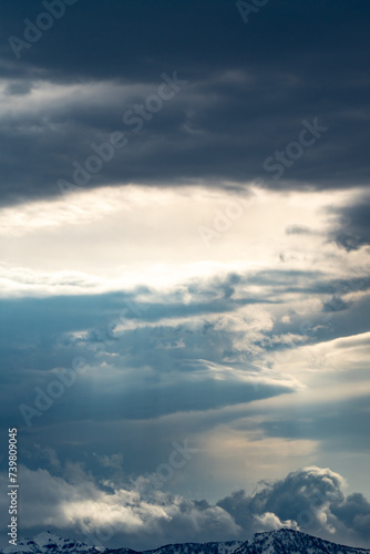 曇り空に空いた穴から射す光