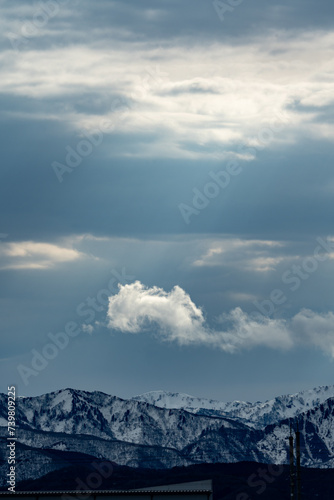 雪山と雲を指す光