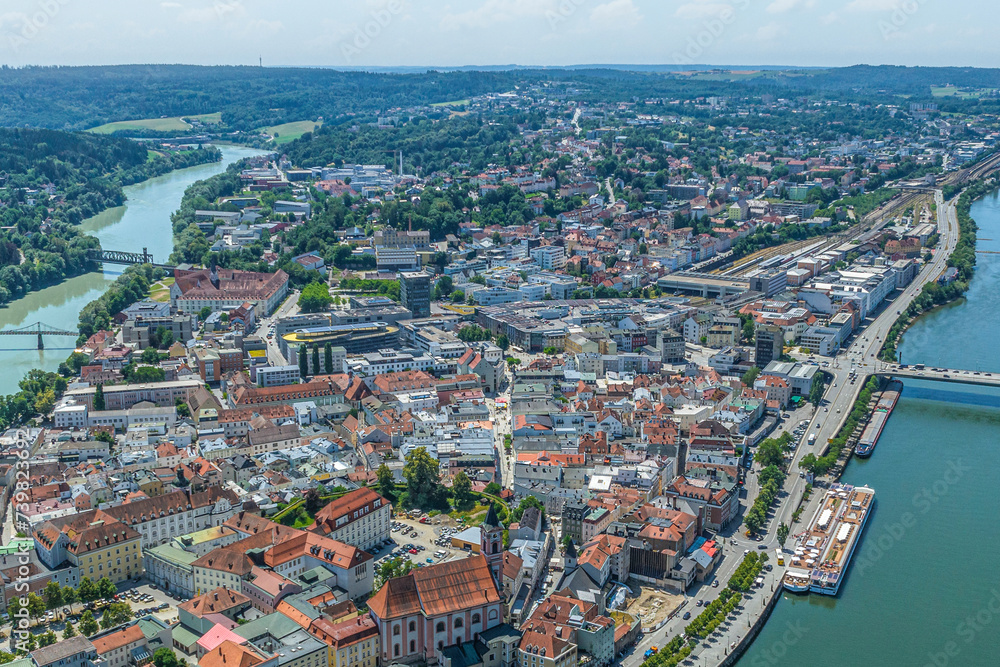 Ausblick auf die Universitätsstadt Passau in Niederbayern, Blick über die Halbinsel zwischen Donau und Inn