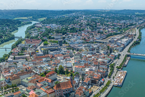 Ausblick auf die Universit  tsstadt Passau in Niederbayern  Blick   ber die Halbinsel zwischen Donau und Inn