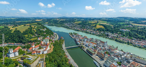Die Dreiflüssestadt Passau am Zusammenfluß von Donau, Inn und Ilz im Luftbild