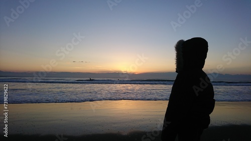 夜明けの浜辺より 初日の出 男の子 美しい光と波の共演 九十九里浜,白里海岸,千葉県,日本