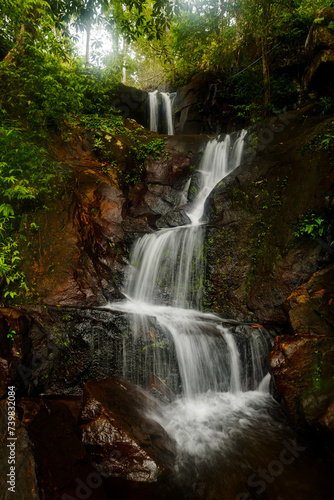 Cascade "Freedom Waterfall" à Koh Rong Sanloem, format portrait