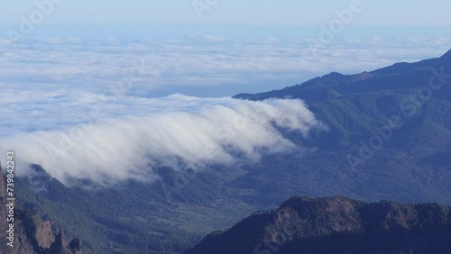 Efecto Foehn o cascada de nubes descendiendo por las montañas a cámara rápida o timelapse. La Palma. Islas Canarias, natural, viaje