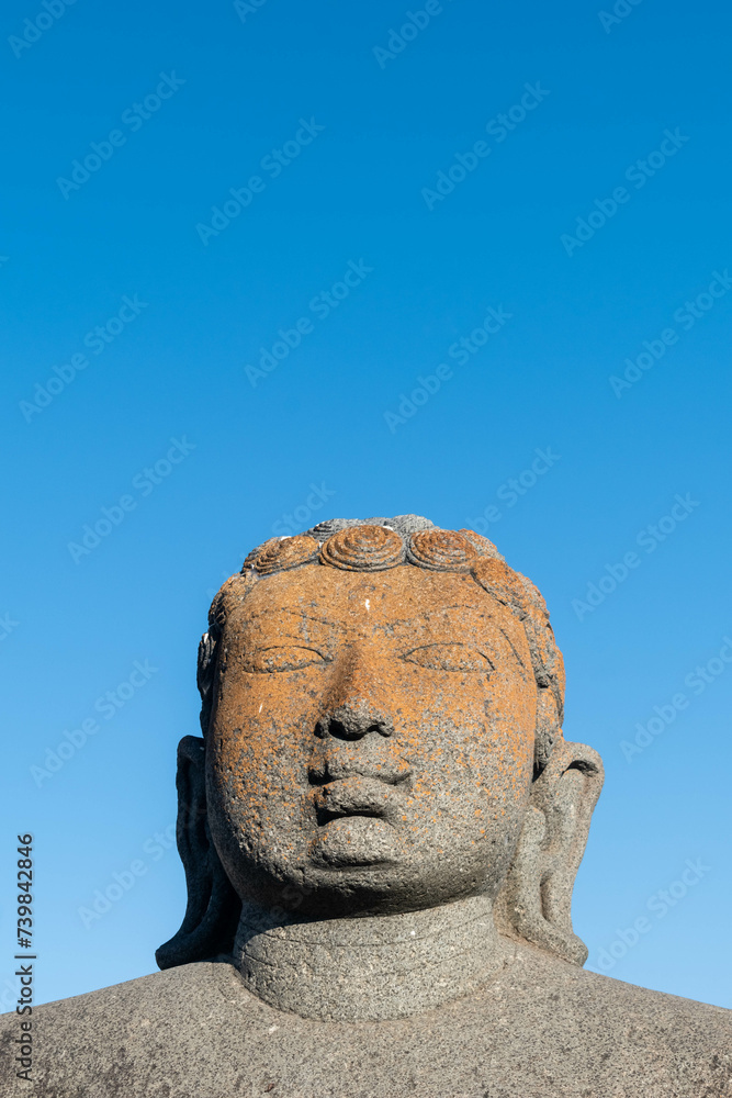 Fototapeta premium Majestic Statue of Gommateshwara at Shravanabelagola Under Clear Blue Sky