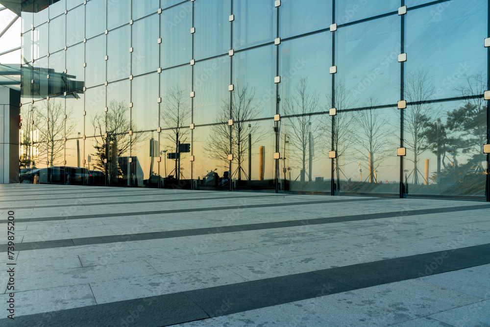 Obraz premium empty concrete floor in front of modern buildings in the downtown street.