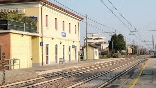 Treno veloce in transito alla stazione di Lerino, Vicenza, non effettua fermata photo