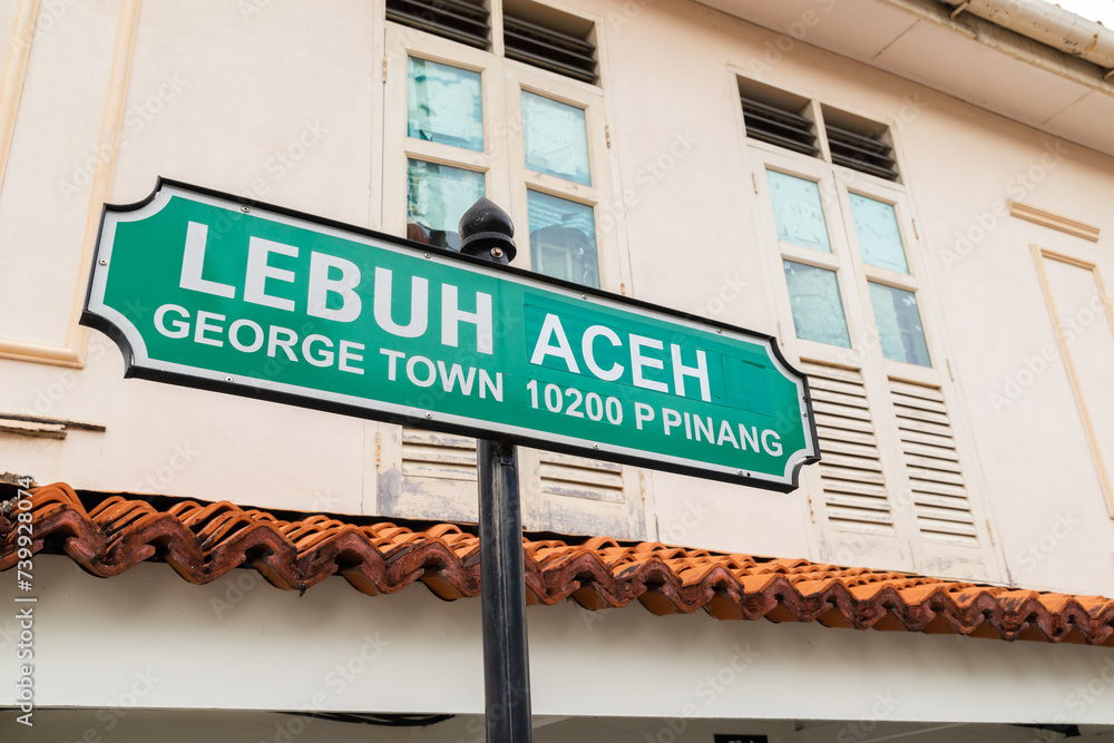 Obraz premium Lebuh Aceh (Aceh Street) Street Sign in George Town UNESCO World Heritage Site with surrounding buildings as background