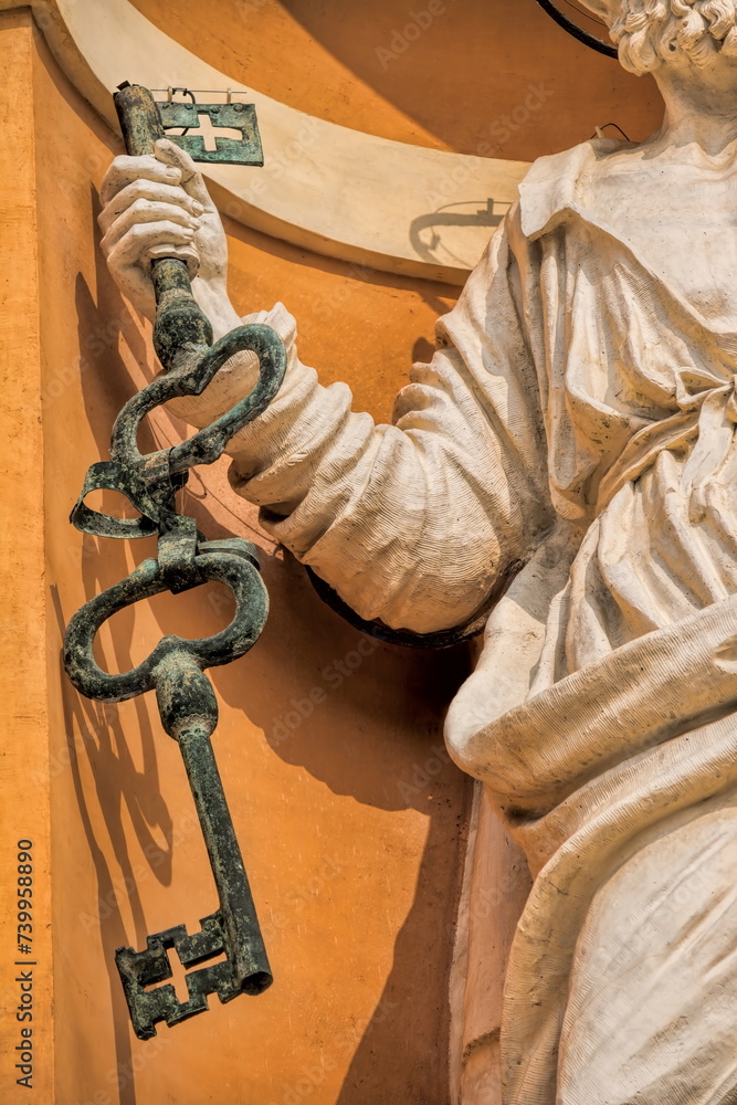 carpi, italien - statue des Petrus mit schlüssel am dom von carpi