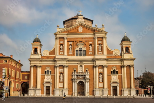 carpi, italien - 04.10.2023 - basilica di santa maria assunta photo