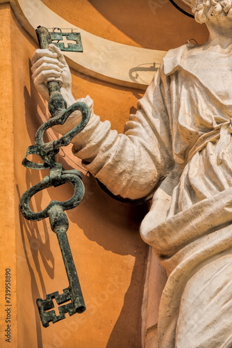 carpi, italien - statue des Petrus mit schlüssel am dom von carpi photo
