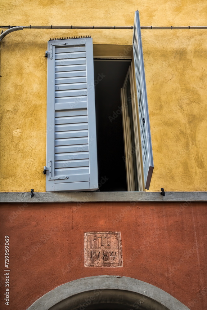 modena, italien - 04.10.2023 - - fensterladen an einer verwitterten hauswand